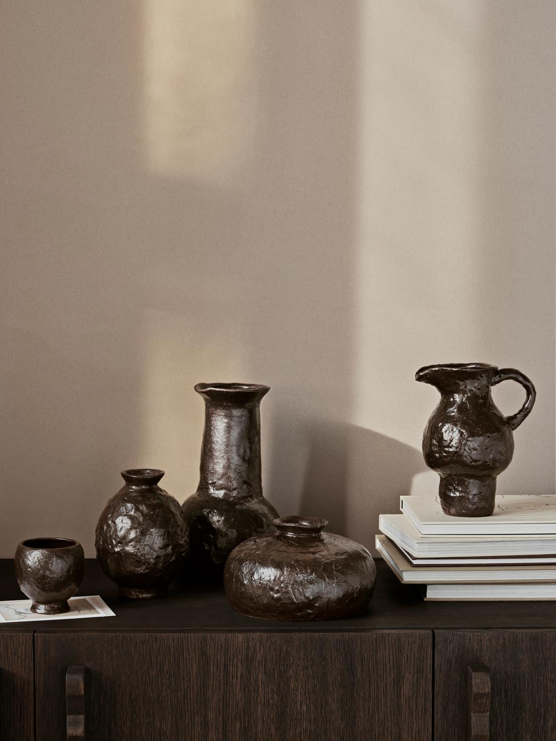 Doro Vase H11  in Coffee präsentiert im Onlineshop von KAQTU Design AG. Vase ist von Ferm Living