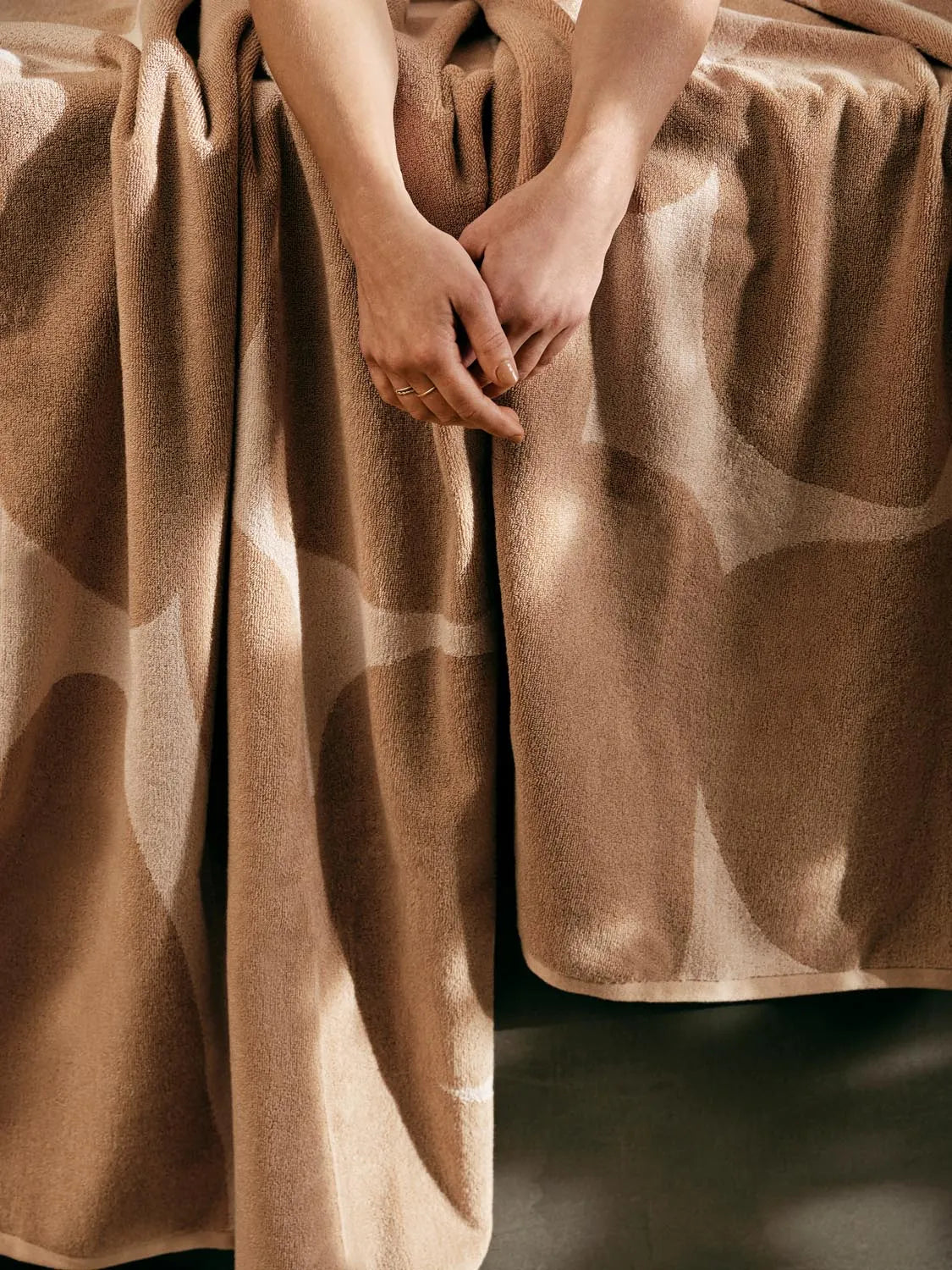 Ebb Badetuch in Sand/Offwhite präsentiert im Onlineshop von KAQTU Design AG. Strandtuch ist von Ferm Living