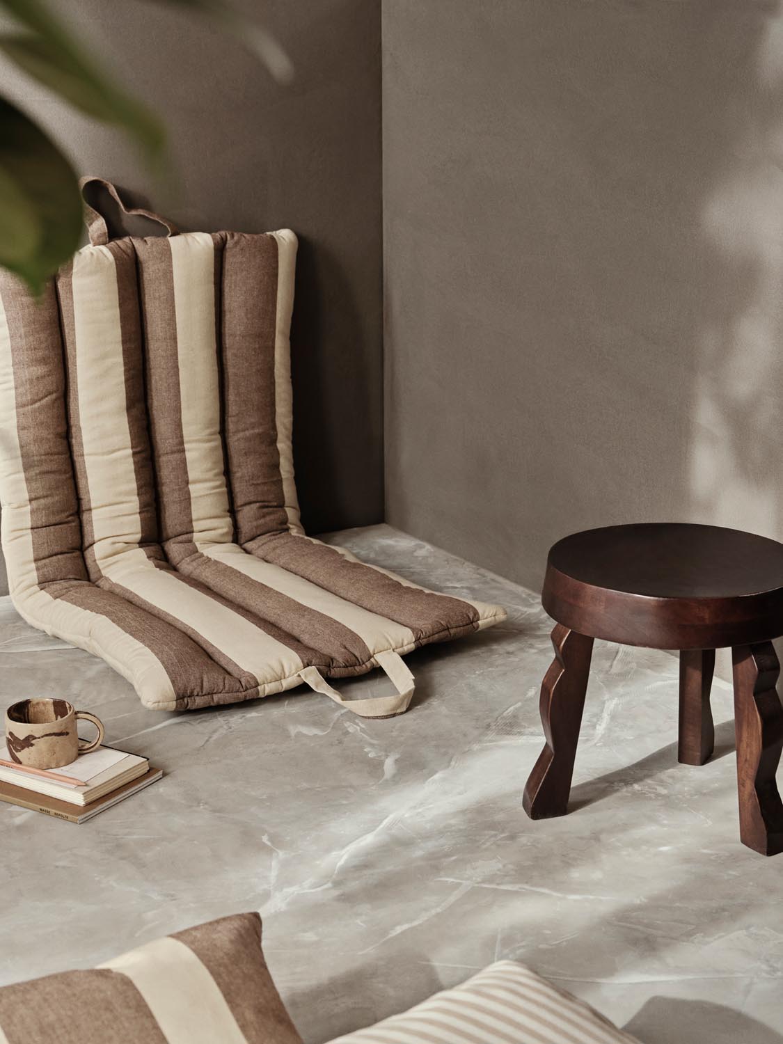 Strand Folding Mat  in  Carob Brown/Parchment präsentiert im Onlineshop von KAQTU Design AG. Gartenkissen ist von Ferm Living