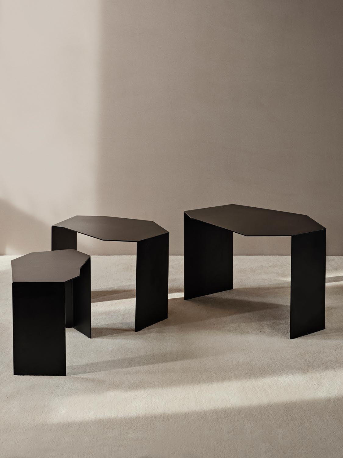 Shard Cluster Tables Set of 3  in  Black präsentiert im Onlineshop von KAQTU Design AG. Beistelltisch ist von Ferm Living