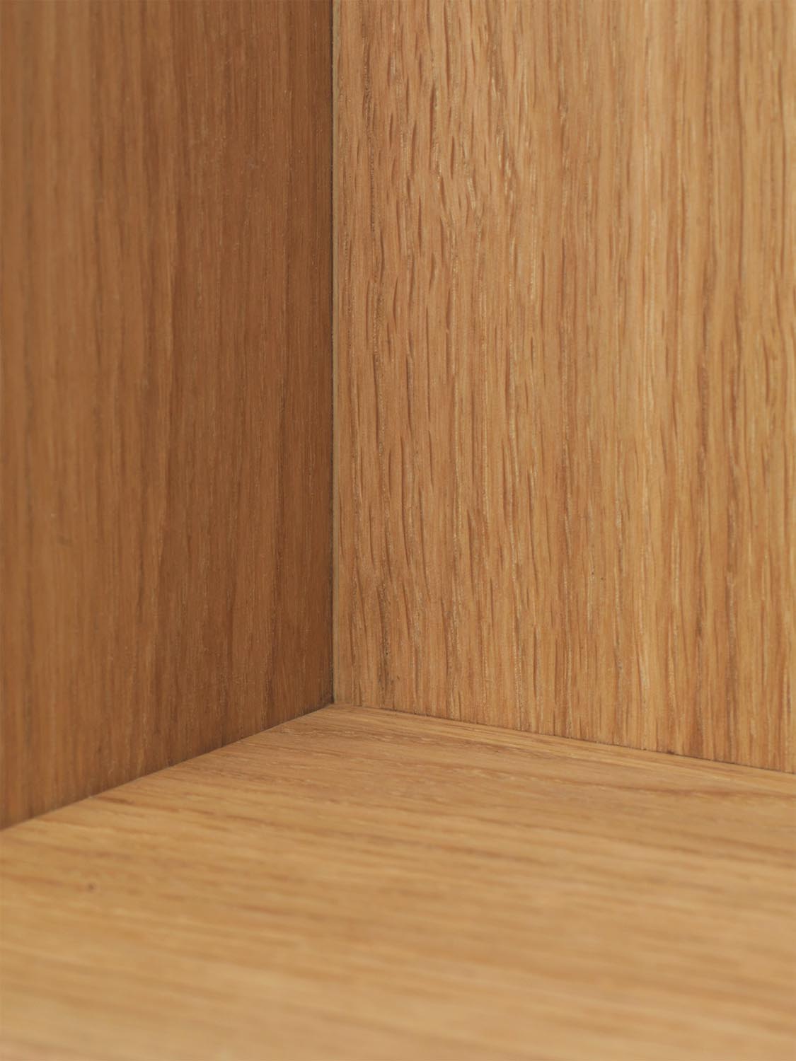 Stagger Regal Square von Ferm Living: Minimalistisches Design-Highlight.