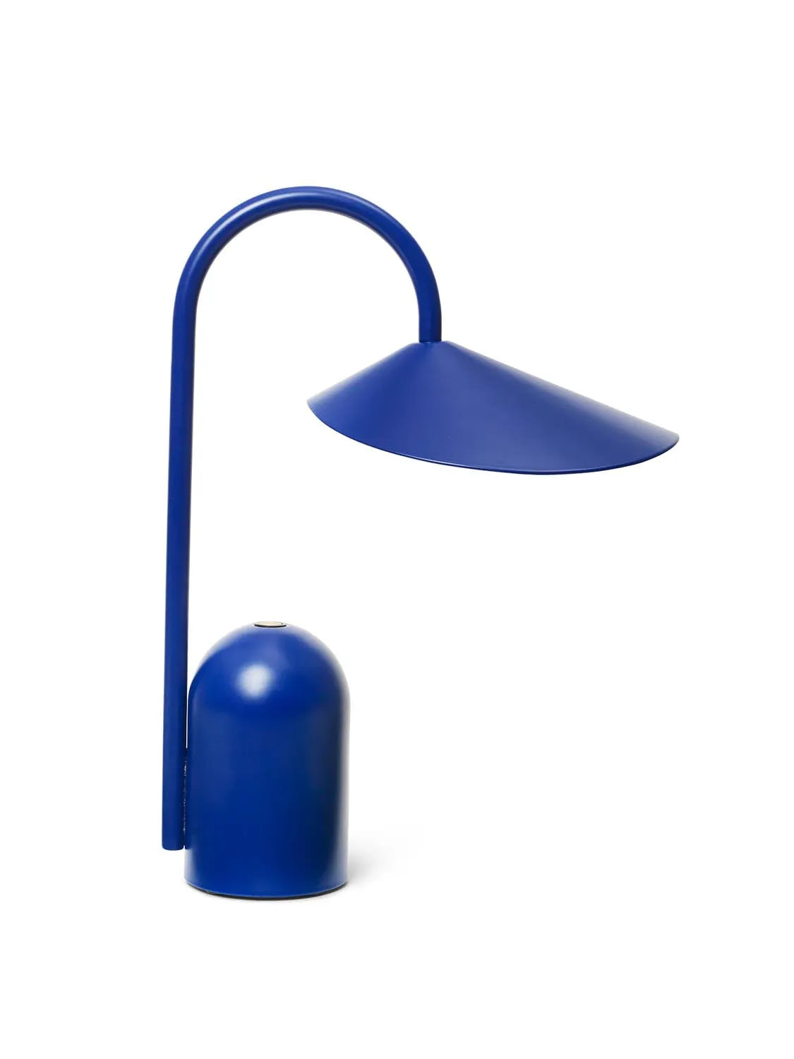 Arum portable Tischleuchte  in  Bright Blue präsentiert im Onlineshop von KAQTU Design AG. Tischleuchte ist von Ferm Living