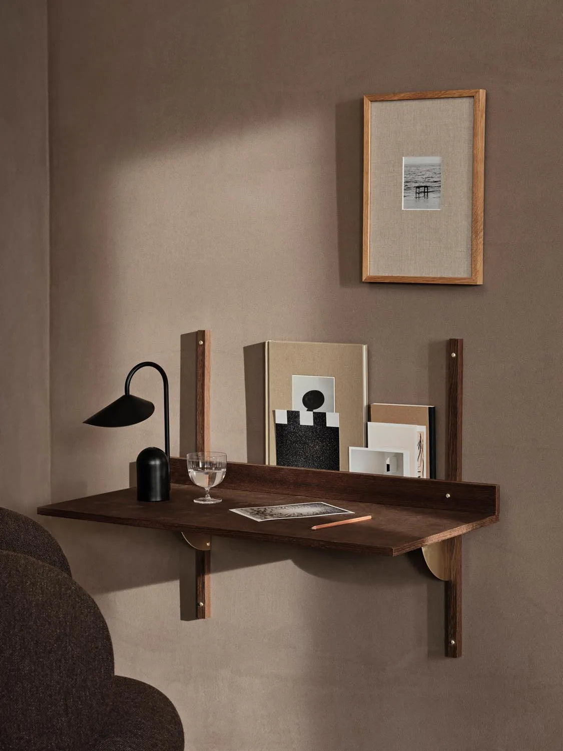 Stilvoller Sector Desk von Ferm Living aus edlem Holzfurnier.