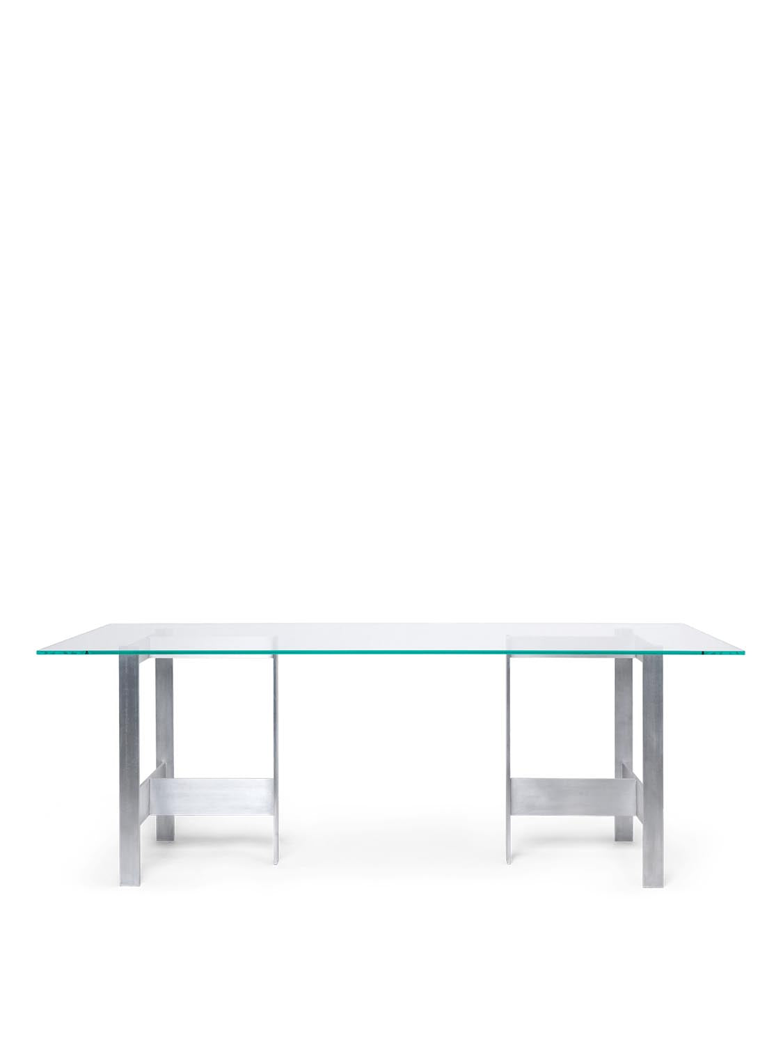 Eleganter Esstisch von Ferm Living: Glasplatte, Aluminiumbeine, 90x200 cm. Stilvoll, funktional, ideal für gesellige Runden.