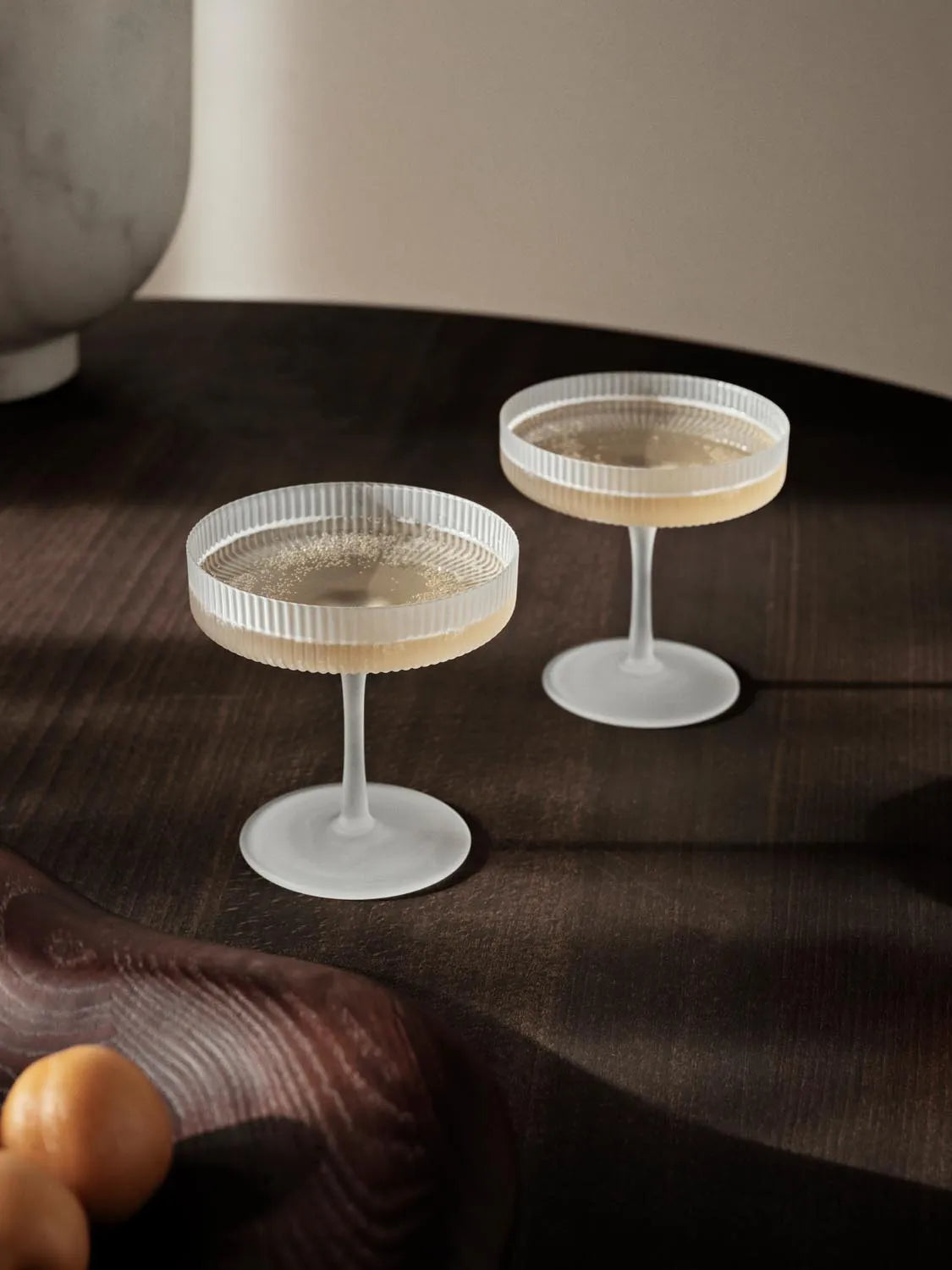 Ripple Champagne Saucers Set of 2  in  Frosted präsentiert im Onlineshop von KAQTU Design AG. Wein- & Sektglas ist von Ferm Living