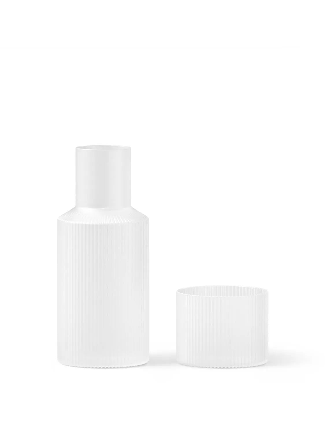 Elegantes Ripple Small Carafe Set von Ferm Living: Handgeblasenes Glas, modernes Design, ideal für stilvolle Präsentation von Getränken.