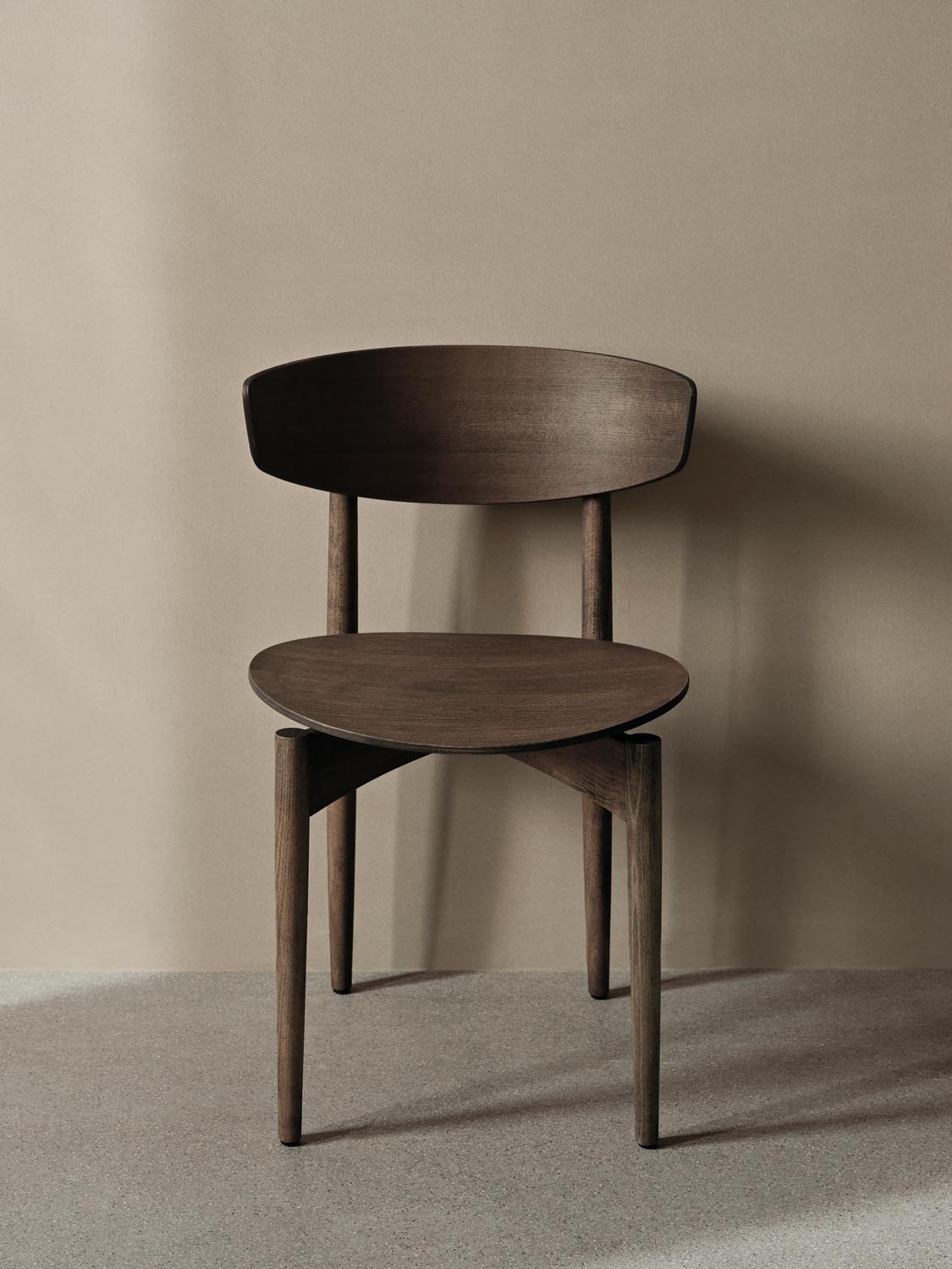 Herman Esszimmerstuhl Wood  in  Dark Stained Beech präsentiert im Onlineshop von KAQTU Design AG. Stuhl ist von Ferm Living