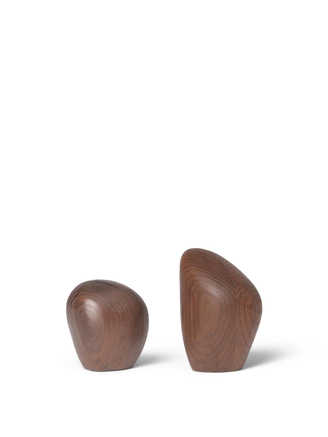 Cairn Salt and Pepper Shakers Set of 2 in Dark brown präsentiert im Onlineshop von KAQTU Design AG. Salz & Pfeffer ist von Ferm Living