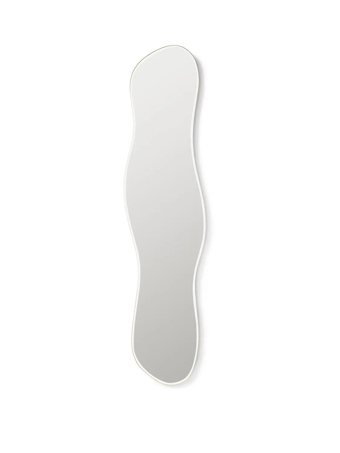 Der Pond Mirror Full Size von Ferm Living: Ein eleganter, organisch geformter Spiegel, der Räume mit Stil und Charme bereichert.