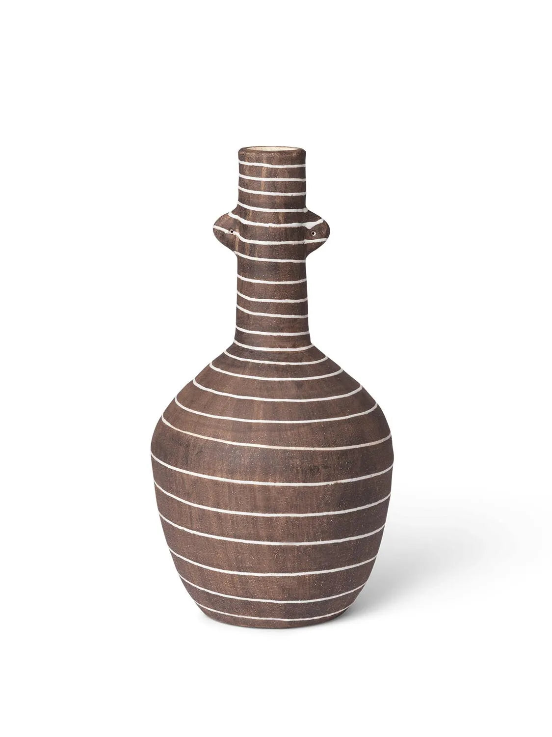 Die Brura Vase von Ferm Living: Handgemalte Streifen, Terrakotta, kaffeefarbene Glasur, charmante Miniohren, zeitloses Design.