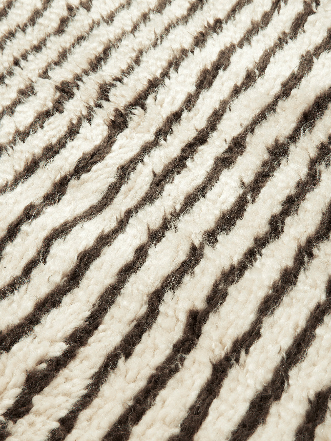 Eleganter Kami Knotted Teppich 80x120 cm von Ferm Living: Handgefertigt aus neuseeländischer Wolle, ideal für stilvolle Räume.