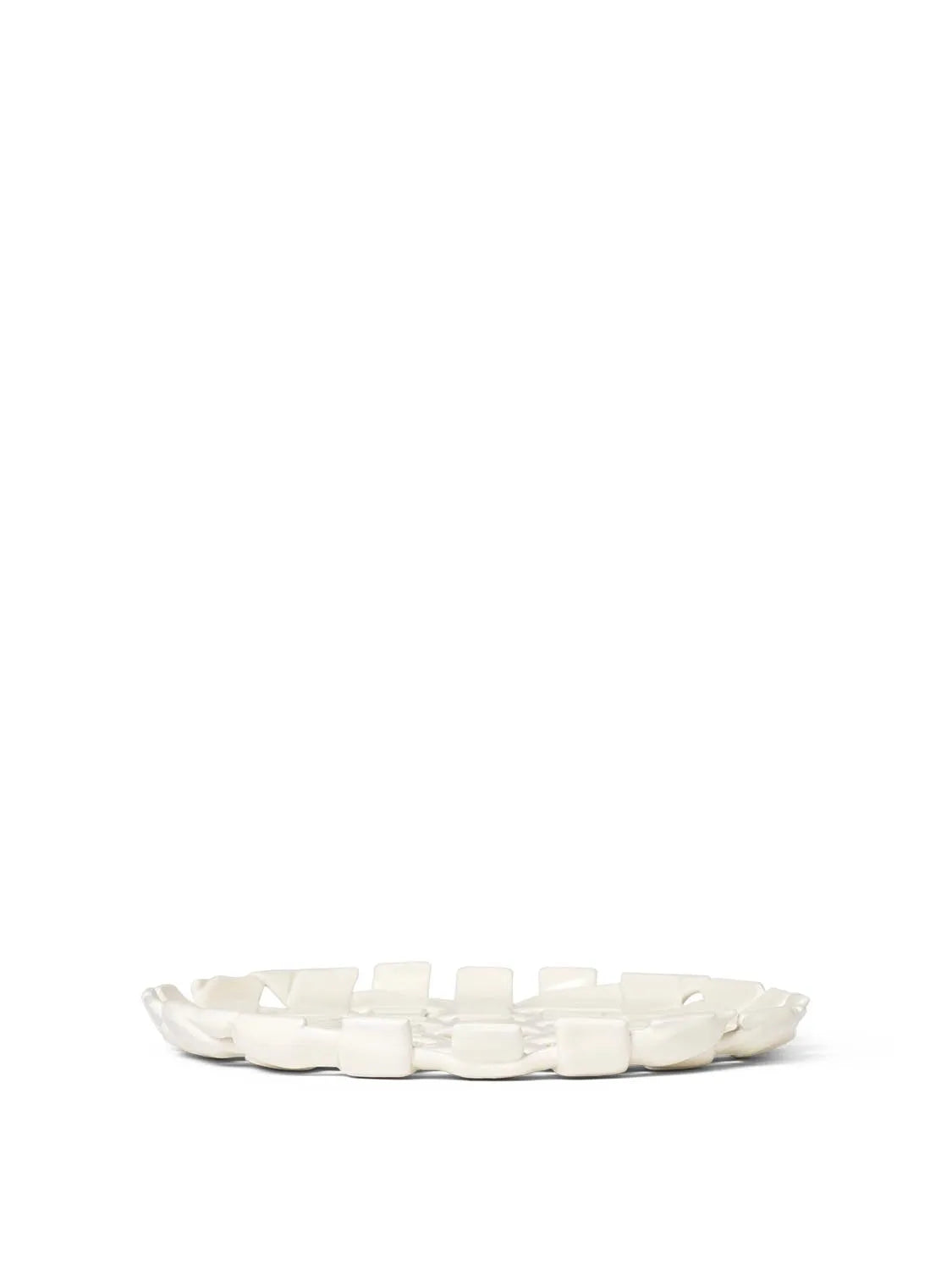 Elegante Plait Platter: Handgefertigte Tischkunst von Ferm Living.