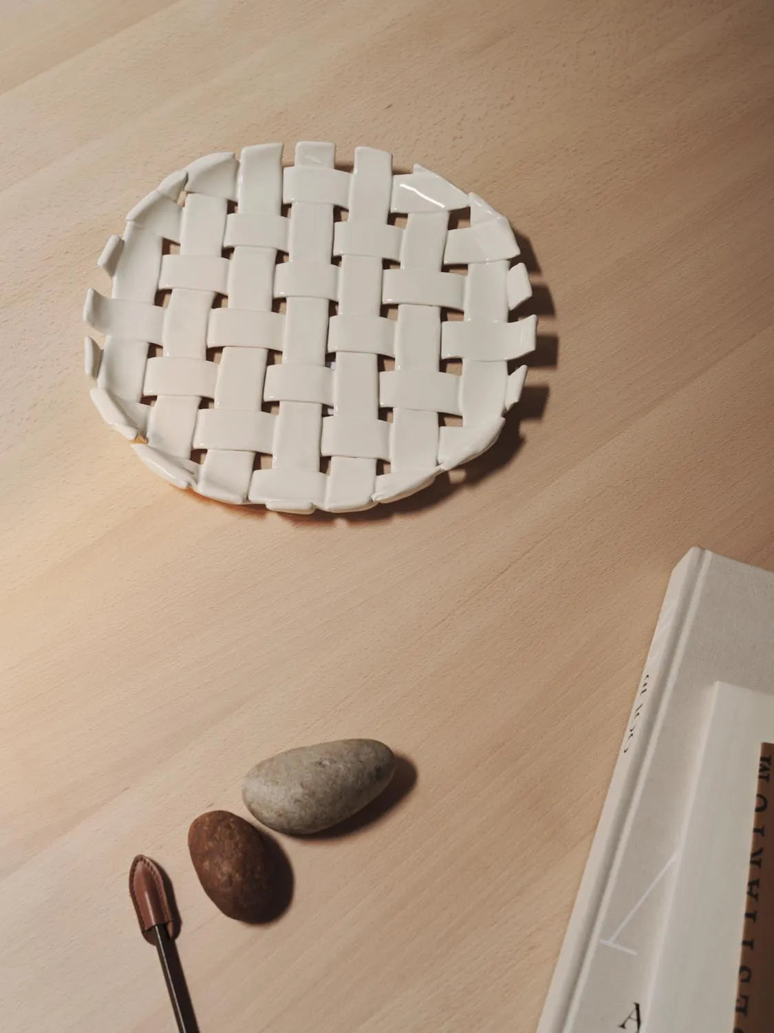 Ferm Living Plait Platter: Stilvolle Flechtkunst für Ihren Esstisch.