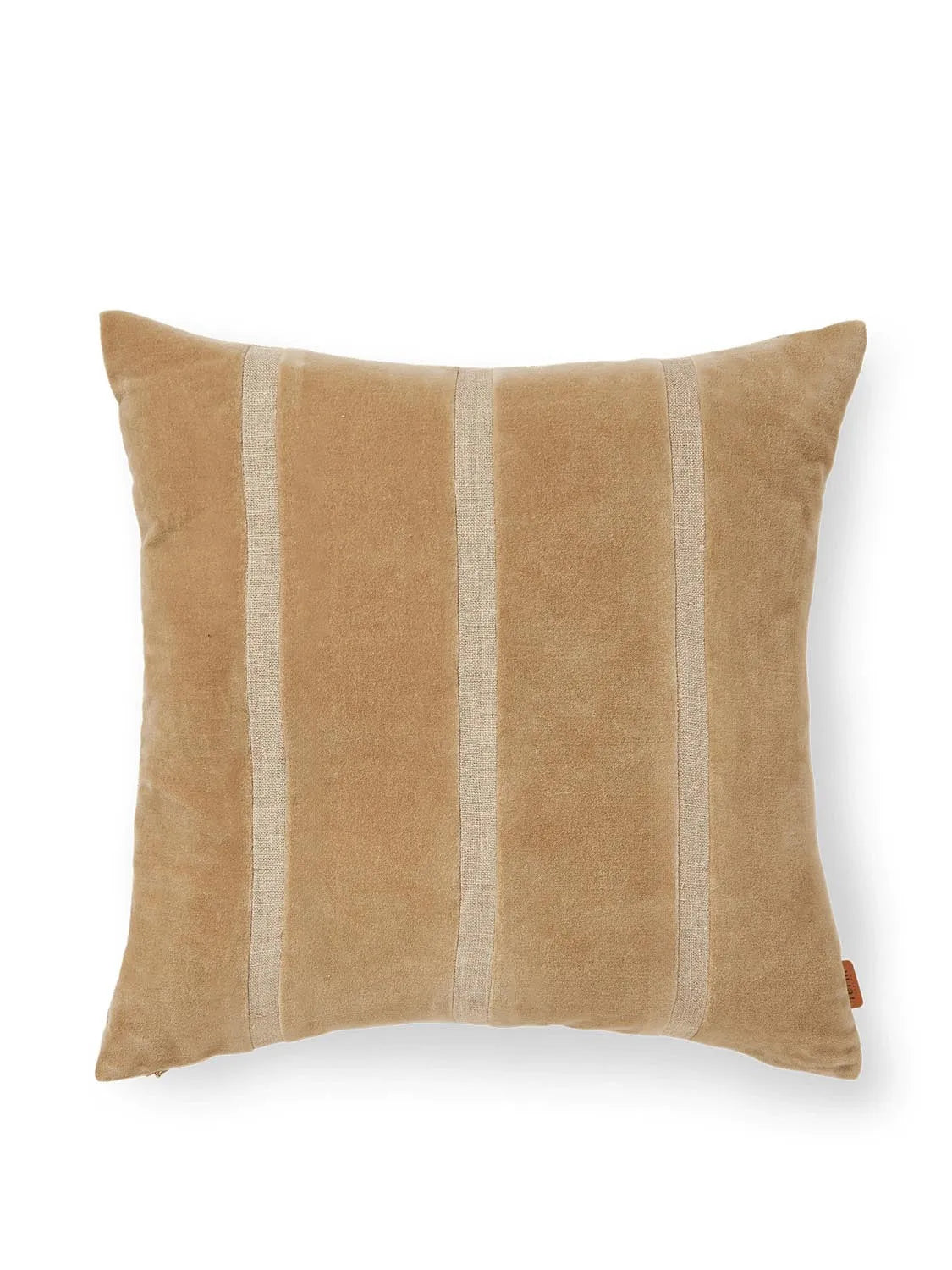 Senti Stripe Kissen  in  Dark Sand/Linen präsentiert im Onlineshop von KAQTU Design AG. Deko Kissen ist von Ferm Living