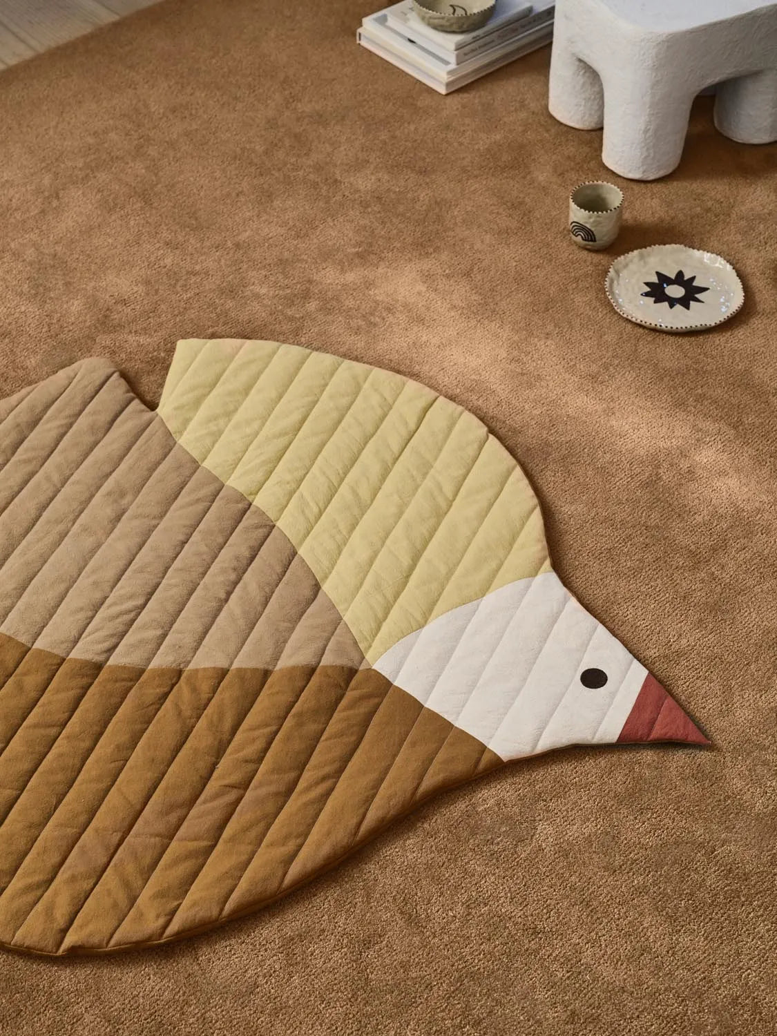 Die Swif Quilted Mat von Ferm Living: Bio-Baumwolle, recyceltes Polyester, Vogel-Design, ideal für Kinderzimmer, nachhaltig und stilvoll.