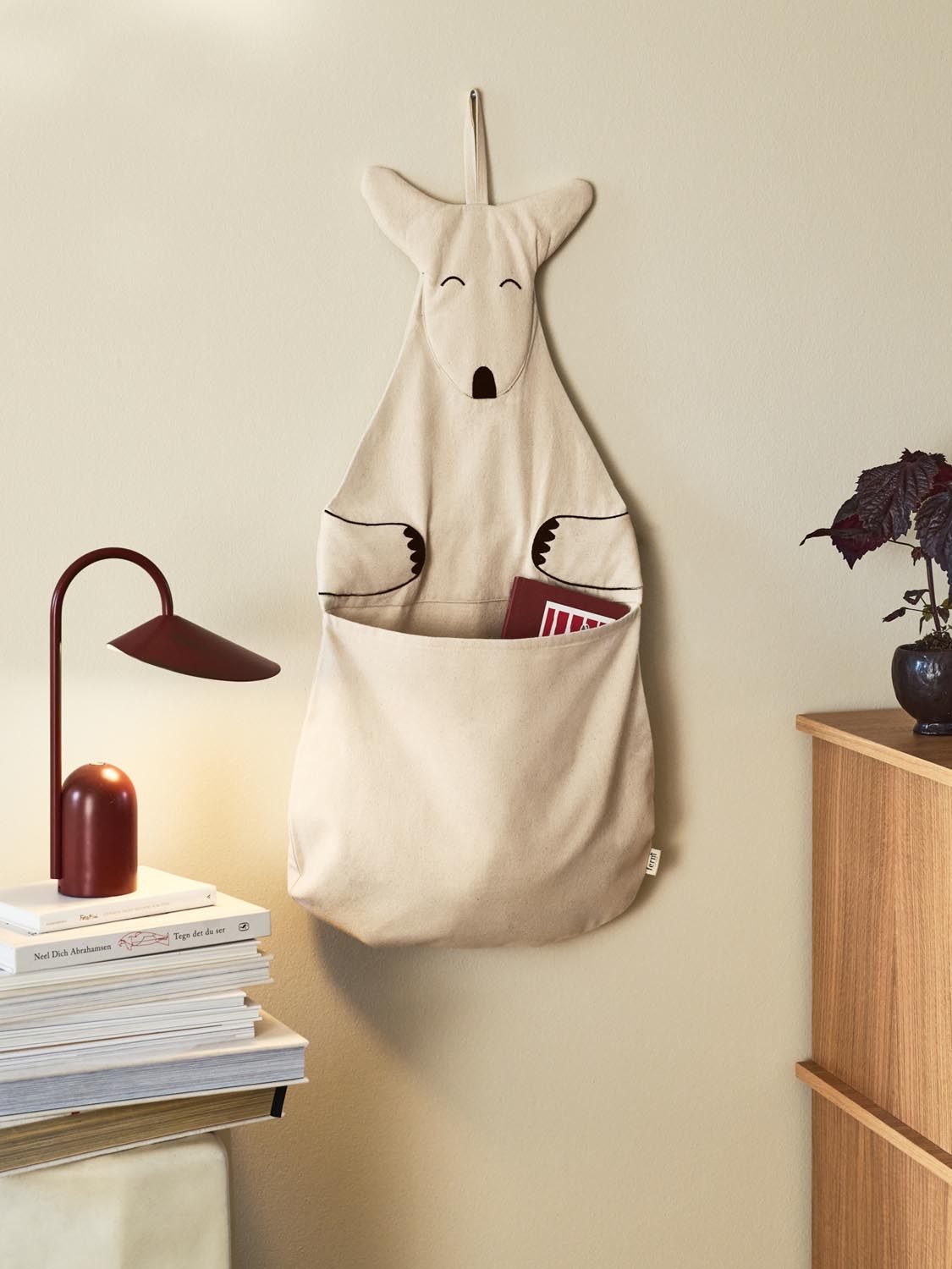 Kangaroo Wall Storage  in  Undyed präsentiert im Onlineshop von KAQTU Design AG. Objekte Kids ist von Ferm Living