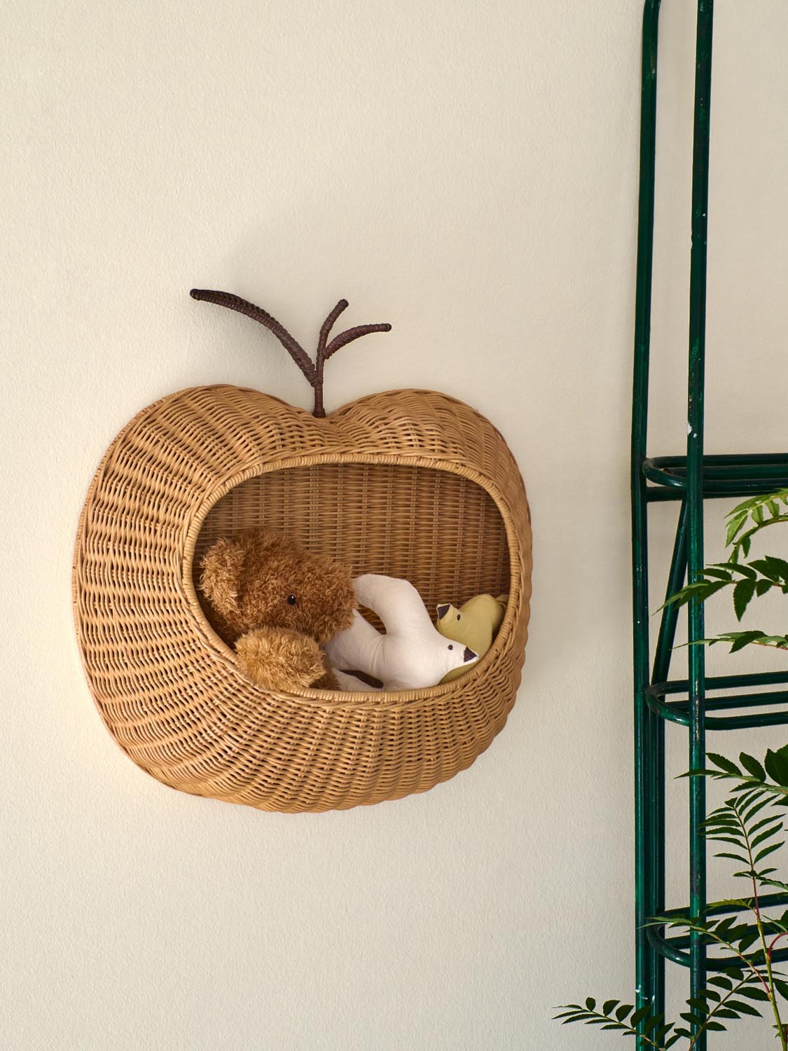 Apple Braided Wall Pocket  in  Natural präsentiert im Onlineshop von KAQTU Design AG. Objekte Kids ist von Ferm Living