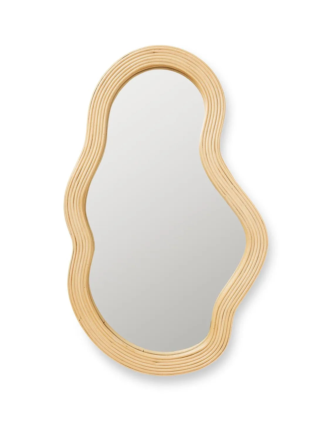 Der Pond Mirror Medium von Ferm Living: Ein organisches Kunstwerk mit Rattanrahmen, das Eleganz und Natur in dein Zuhause bringt.