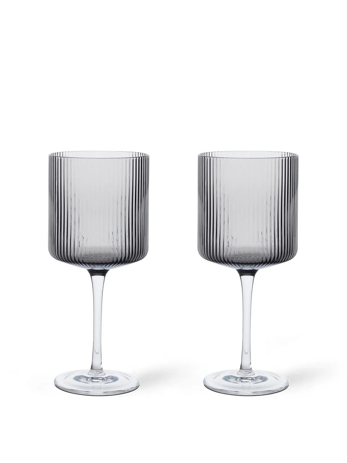 Ripple Rotwein Gläser Set of 2  in  Smoked Grey präsentiert im Onlineshop von KAQTU Design AG. Wein- & Sektglas ist von Ferm Living