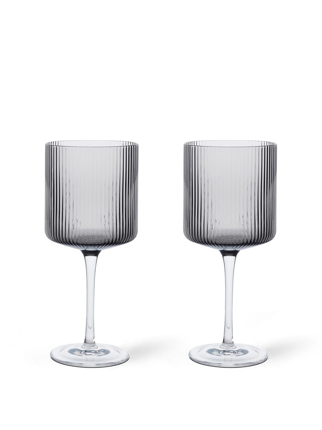 Ferm Living Ripple Gläser: Modernes Design für Rotweinliebhaber.