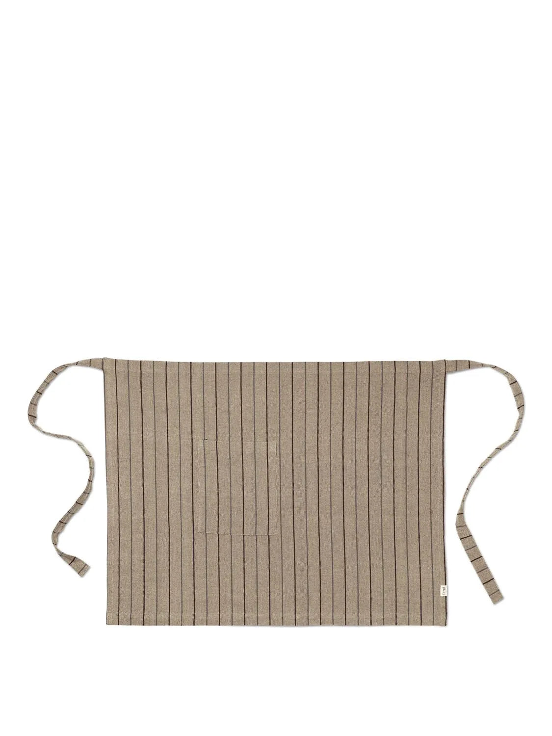 Stilvolle Ito Apron von Ferm Living: 100% Bio-Baumwolle, modernes Streifendesign, praktische Tasche, ideal für stilvolles und nachhaltiges Kochen.