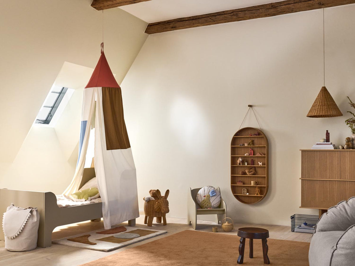 Betthimmel aus 100% GOTS-zertifizierter Bio-Baumwolle in Multi mit Stahlring, aufgehängt über einem Kinderbett, weiche Applikationen sichtbar.