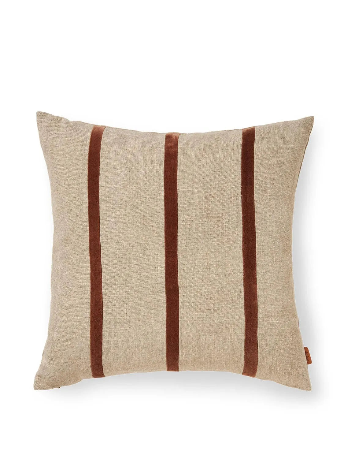 Senti Stripe Kissen Cover  in  Linen/Carob Brown präsentiert im Onlineshop von KAQTU Design AG. Deko Kissenbezug ist von Ferm Living