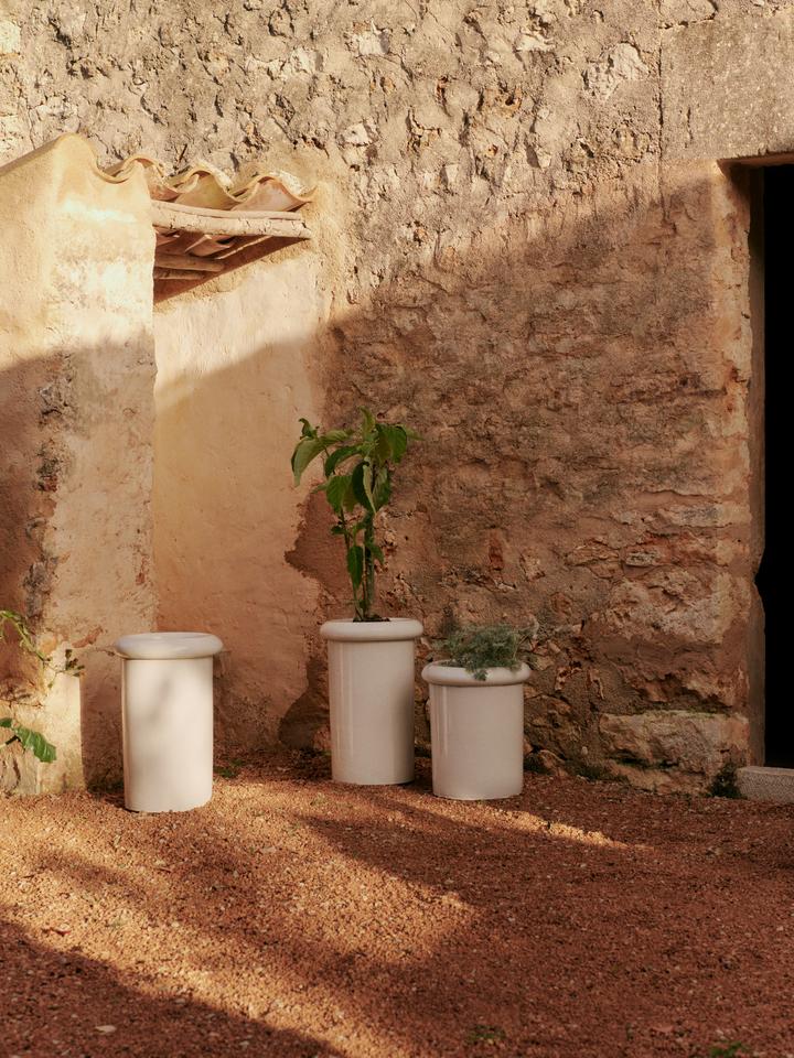 Rollo Pflanzentopf in Weiss präsentiert im Onlineshop von KAQTU Design AG. Pflanzentopf Outdoor ist von Ferm Living