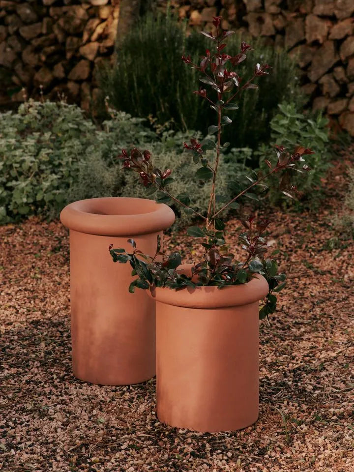 Rollo Pflanzentopf in Terrakotta präsentiert im Onlineshop von KAQTU Design AG. Pflanzentopf Outdoor ist von Ferm Living
