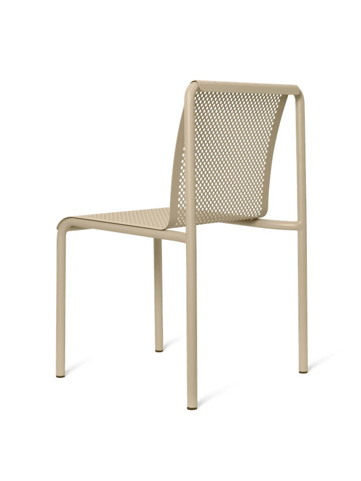 Erlebe den Dapple Stuhl von Ferm Living – eleganter, wetterfester Stahl vereint Komfort und modernes Design für deinen Garten.