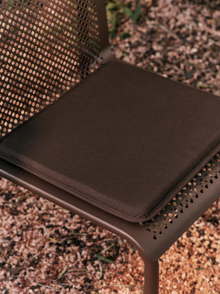 Dapple Stuhl von Ferm Living: Eleganter, langlebiger Gartenstuhl aus verzinktem Stahl, ideal für stilvolle Außenbereiche und platzsparend stapelbar.