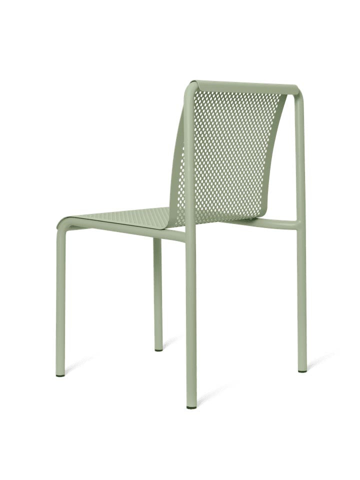 Dapple Stuhl von Ferm Living: Eleganter und robuster Gartenstuhl aus verzinktem Stahl. Perfekt für stilvolle Außenbereiche und einfach stapelbar.