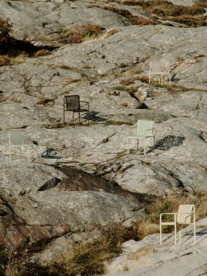 Dapple Stuhl mit Armlehnen in Teegrün präsentiert im Onlineshop von KAQTU Design AG. Gartenstuhl mit Armlehnen ist von Ferm Living