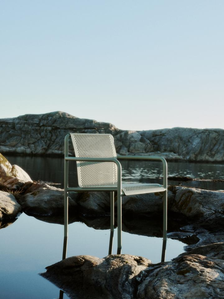 Erlebe den Dapple Stuhl mit Armlehnen von Ferm Living – ein elegantes, wetterfestes Möbelstück, das Komfort und Stil für deinen Garten bietet.