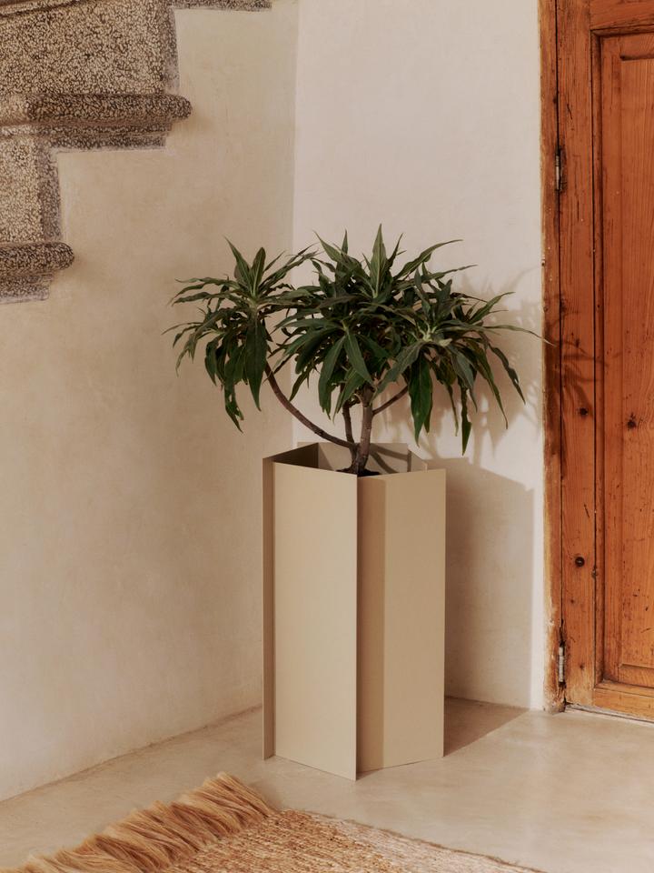 Verleihen Sie Ihrem Außenbereich mit dem Fragma Pflanzgefäß von Ferm Living einen modernen Touch – stilvoll, langlebig und vielseitig einsetzbar.