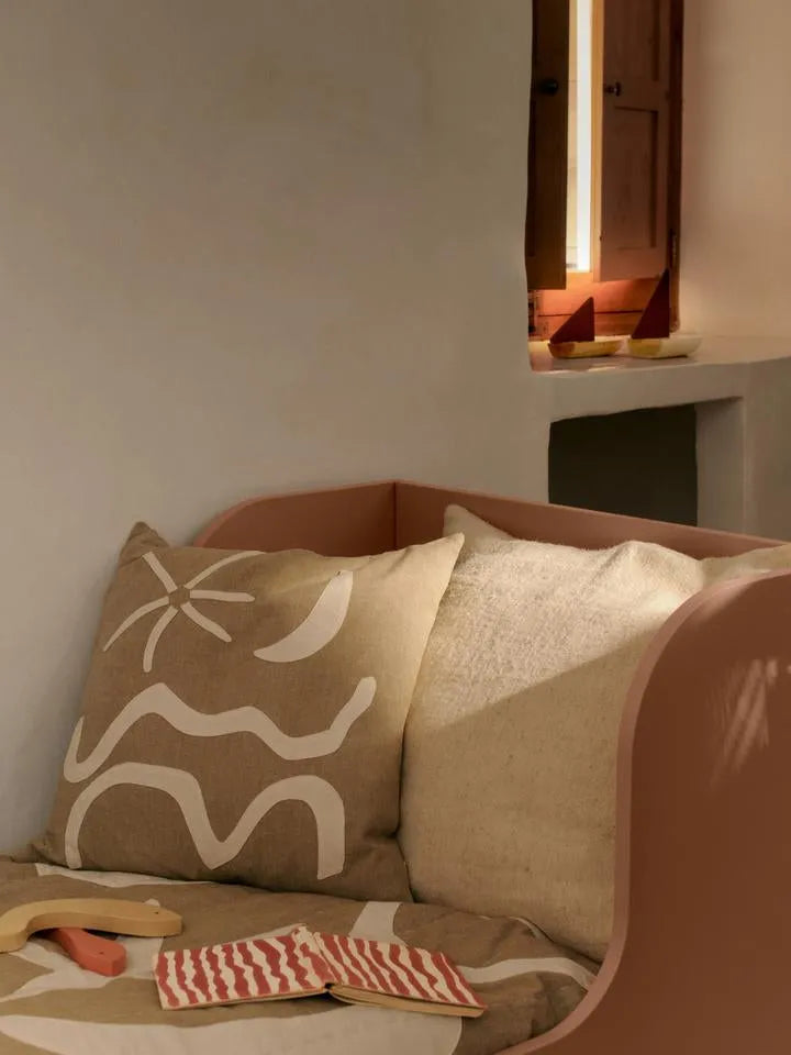 Kove Applique Kissen in Bräune präsentiert im Onlineshop von KAQTU Design AG. Deko Kissen ist von Ferm Living