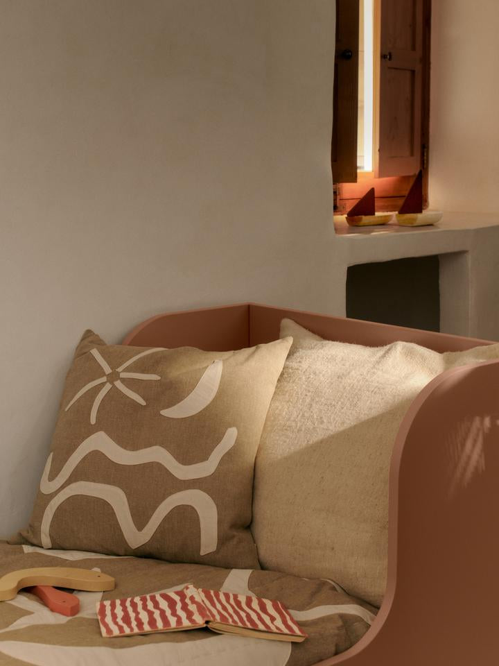 Kove Applique Kissen in Bräune präsentiert im Onlineshop von KAQTU Design AG. Deko Kissen ist von Ferm Living