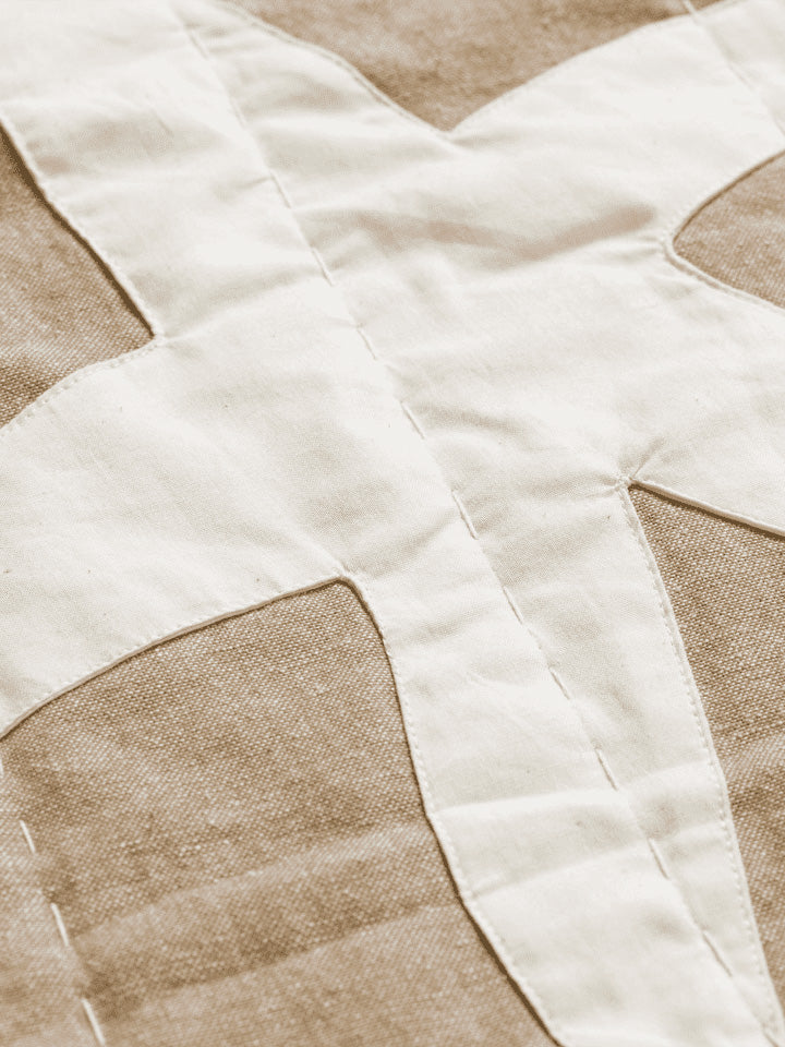 Kove Applique Steppdecke in Hellbraun/Kaschmir präsentiert im Onlineshop von KAQTU Design AG. Wolldecke ist von Ferm Living