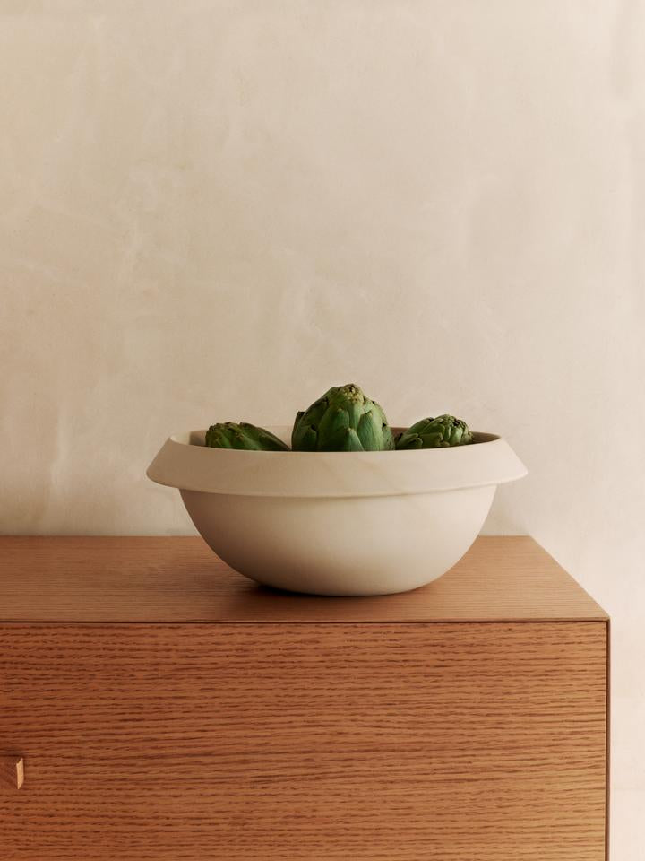 Erleben Sie die Erena Servierschale Ø32 von Ferm Living – ein einzigartiges Kunstwerk aus Steingut, inspiriert von mallorquinischer Architektur.