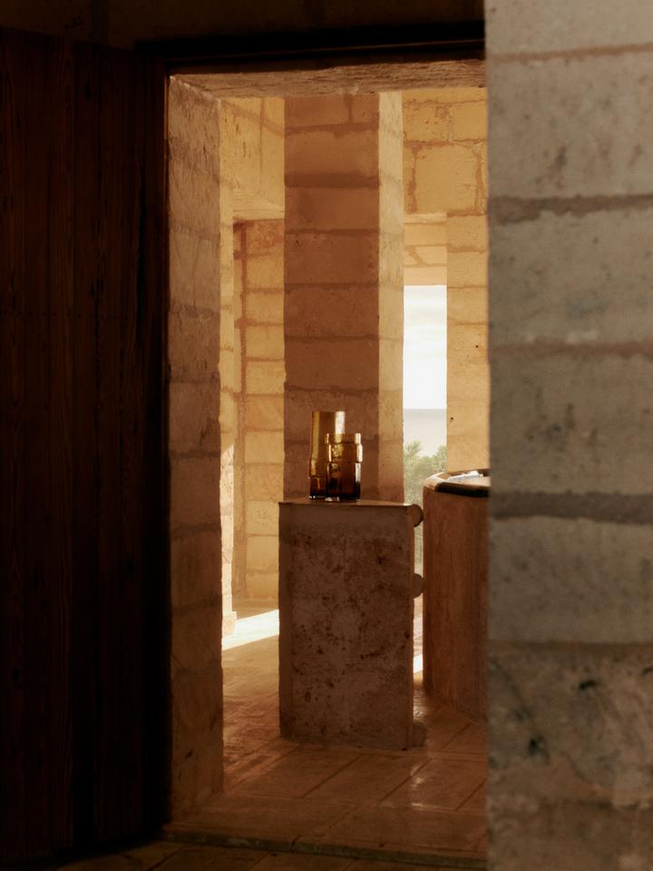 Entdecken Sie die Muro Vase H23 von Ferm Living – ein einzigartiges, handgefertigtes Designstück aus recyceltem Glas, das architektonische Eleganz verkörpert.