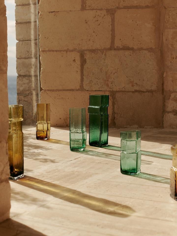 Erleben Sie die Muro Vase H30 von Ferm Living – eine exquisite, handgeblasene Vase aus recyceltem Glas, die architektonische Schönheit und natürliche Eleganz vereint.