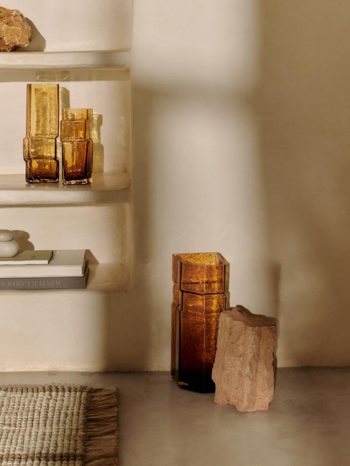 Erleben Sie die Muro Vase H38 von Ferm Living – eine exquisite, mundgeblasene Vase aus recyceltem Glas, die architektonische Schönheit und nachhaltiges Design vereint.