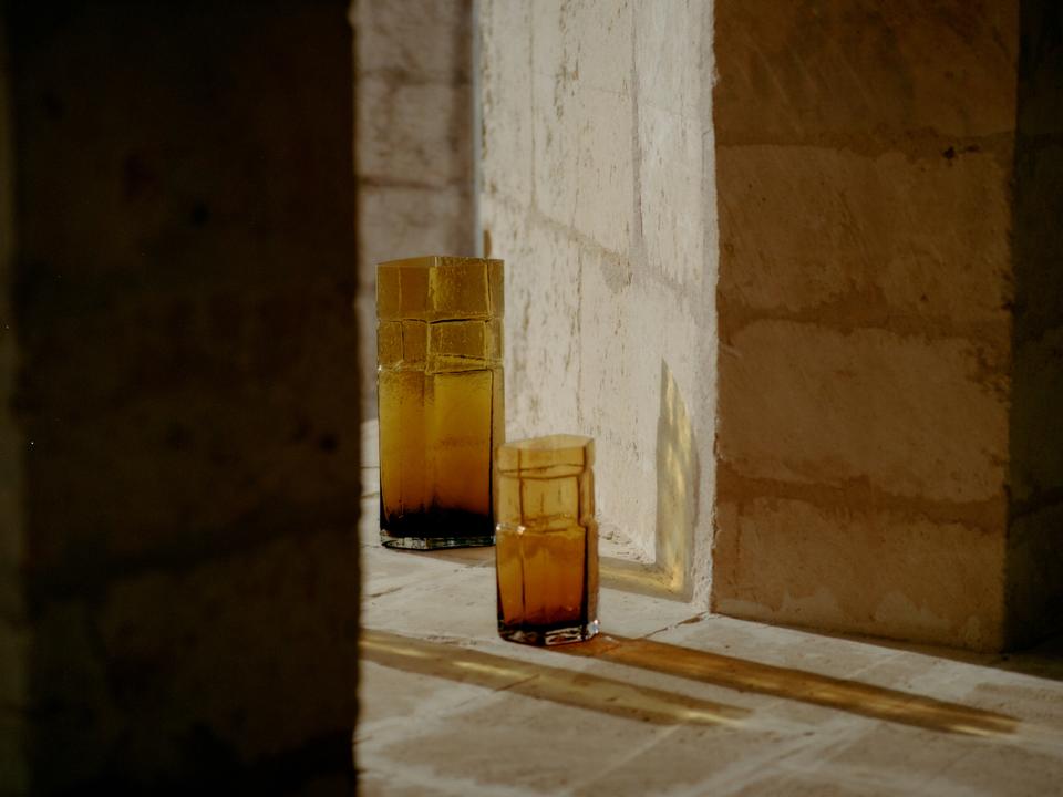 Entdecken Sie die Muro Vase H38 von Ferm Living – eine handgefertigte, nachhaltige Vase, die architektonische Eleganz und zeitloses Design in Ihr Zuhause bringt.