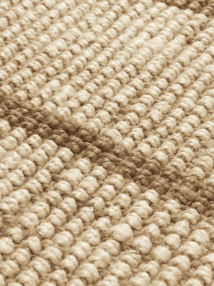 Entdecken Sie den Athen Stripes Teppich 140 x 200 von Ferm Living – handgewebt aus Jute, mit stilvollen Streifen und rustikalen Fransen für jedes Zuhause.