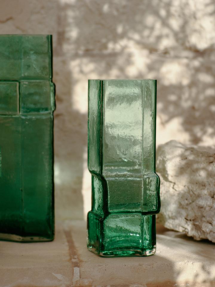 Entdecken Sie die Muro Vase H38 von Ferm Living – ein handgefertigtes Kunstwerk aus recyceltem Glas, inspiriert von architektonischer Eleganz und natürlicher Harmonie.