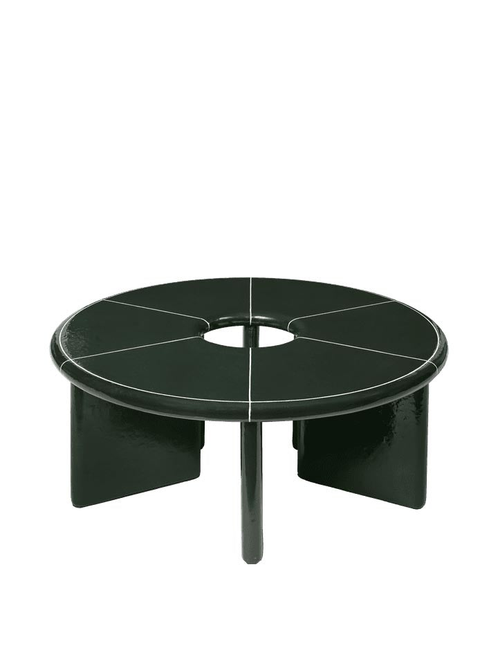 Erleben Sie den Deya Couchtisch Ø80 von Ferm Living – ein stilvolles Möbelstück aus robustem Faserbeton, das durch seine harmonische Form und edle Glasur besticht.