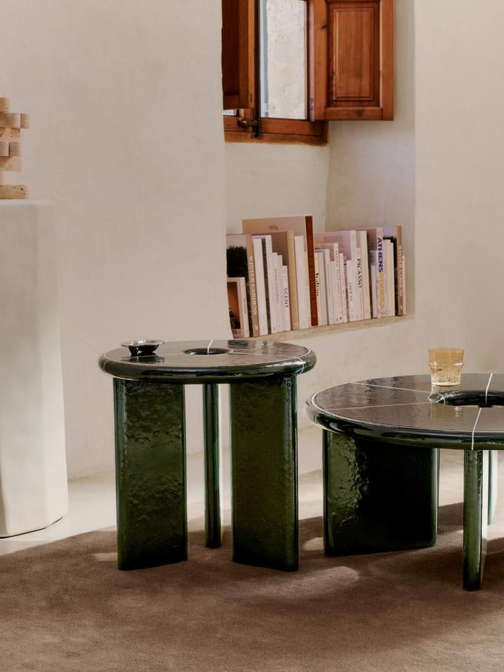 Erleben Sie den Deya Couchtisch Ø80 von Ferm Living – ein stilvolles Möbelstück aus robustem Faserbeton, das durch seine geometrische Form und harmonische Farben besticht.