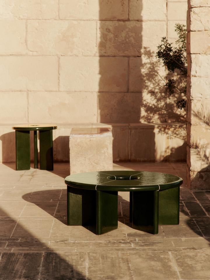 Entdecken Sie den Deya Couchtisch Ø80 von Ferm Living – ein elegantes Designstück aus Faserbeton, das durch seine einzigartige Textur und Vielseitigkeit begeistert.
