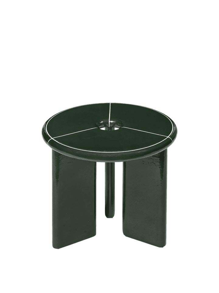 Deya Beistelltisch Ø47  in Dunkelgrün präsentiert im Onlineshop von KAQTU Design AG. Beistelltisch ist von Ferm Living