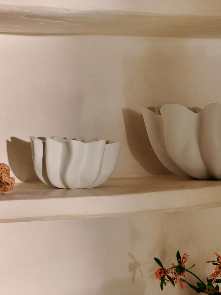 Entdecken Sie die Nium Schale Ø22 von Ferm Living – ein elegantes Designobjekt mit einzigartiger Glasur, ideal für Dekoration und Servieren.